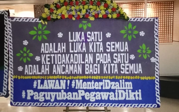 Thumbnail Berita - [BERITA FOTO] Puluhan Karangan Bunga Warnai Aksi Protes Pegawai Mendikti Soal Arogansi