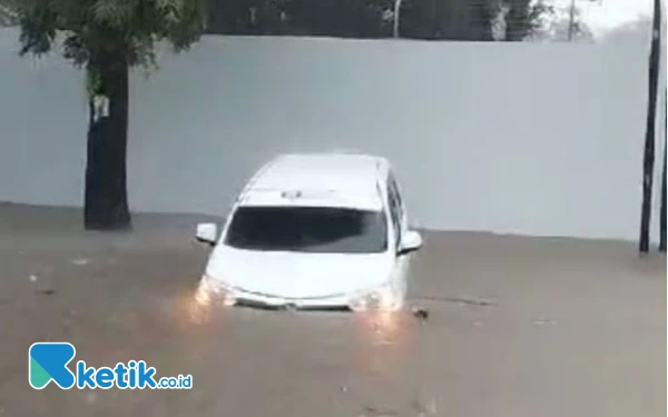 Thumbnail Berita - Mobil Terseret Arus Banjir di Jalan Kaliurang Jember: Pengemudi Selamat