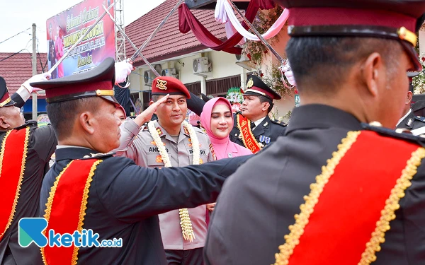 Thumbnail Suasana pelepasan AKBP Anung sebagai Kapolres Grobogan yang berikutnya akan menjabat Wakil Direktur Reserse Narkoba (Wadir resnarkoba) Polda Metro Jaya di Mapolres Grobogan Senin 20 Januari 2025. Seremonial pelepasan tersebut diiringi dengan tradisi pedang pora. (Foto: Achmad Fazeri/Ketik.co.id)