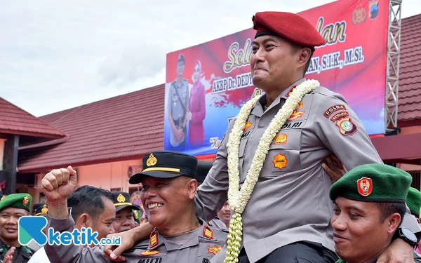 Thumbnail Anggota personel Polres Grobogan dan Kodim 0717/Grobogan memanggul AKBP Anung yang hendak menuju mobil selepas seremonial pelepasan dirinya sebagai Kapolres Grobogan di Mapolres Grobogan, Senin 20 Januari 2025. (Foto: Achmad Fazeri/Ketik.co.id)