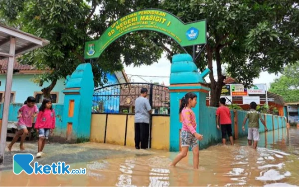 Thumbnail Berita - Posisi Lebih Rendah dari Sungai, SDN 1 Masigit Kota Cilegon Langganan Banjir