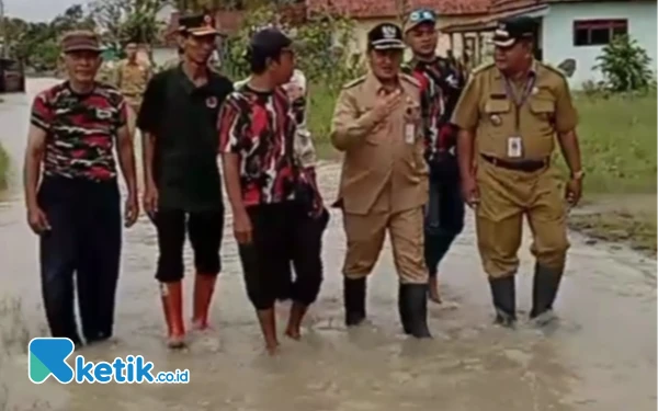 Thumbnail Berita - Tinjau Banjir di Desa Pesantren, Bupati Pemalang Prihatin