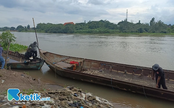 Thumbnail Berita - Ramai Rumor Beri Upeti ke APH, Penambang Pasir Tradisional di Kediri Merasa Dirugikan