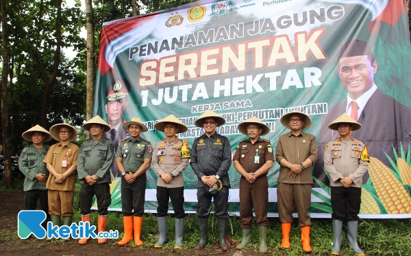 Thumbnail Berita - Dukung Ketahanan Pangan, Polres Bondowoso Tanam Benih Jagung Unggul