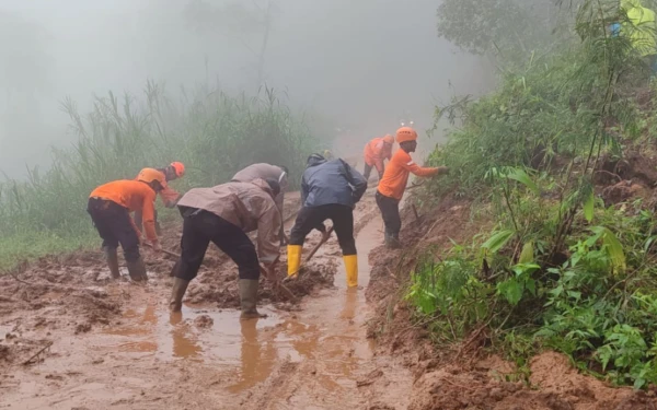 Thumbnail Berita - Longsor Pekalongan, 17 Orang Meninggal Dunia