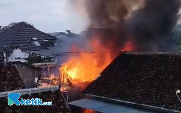 Thumbnail Berita - Diduga Korsleting Listrik, Satu Unit Rumah  di Madiun Hangus Terbakar