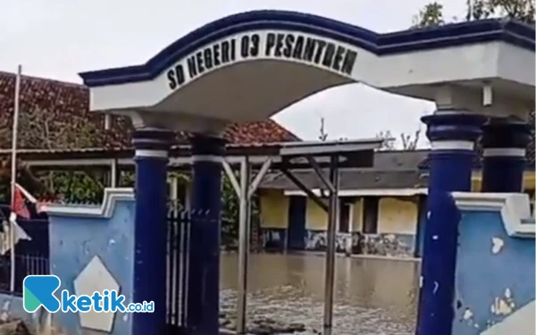 Thumbnail Berita - Dampak Banjir di Desa Pesantren Ulujami, Aktivitas Belajar Mengajar Terganggu