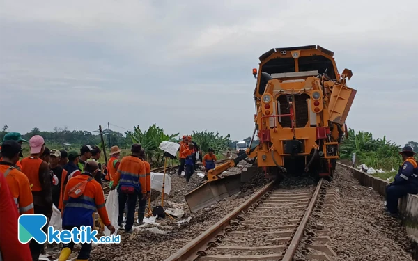 Thumbnail Berita - KAI Daop 4 Semarang Kebut Perbaikan Jalur Rel Kereta Api Terdampak Banjir Grobogan