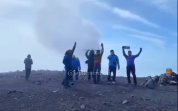 Thumbnail Berita - Balai Besar TNBTS Ancam Banned Pendaki Ilegal di Gunung Semeru