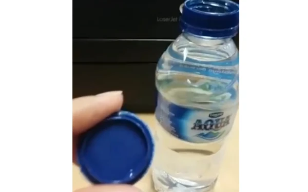 Thumbnail Berita - [CEK FAKTA] Video Tutup Botol Aqua Terbuka Disuntik Formalin