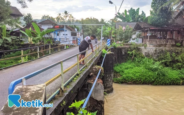 Thumbnail Berita - Jembatan Desa di Pacitan Nyaris Ambrol, Truk Berat Dilarang Lewat