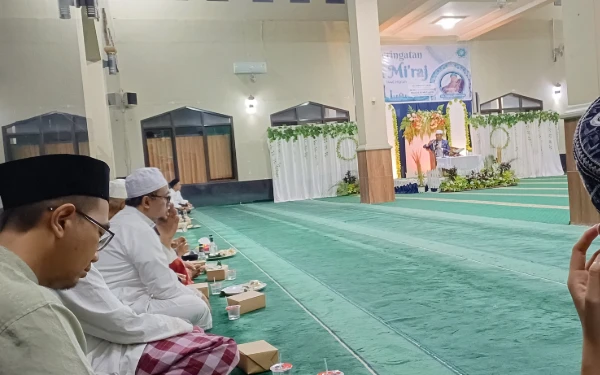 Thumbnail Berita - Peringatan Isra Mikraj di Masjid Almuhajirin Cianjur Hadirkan Qari Ternama