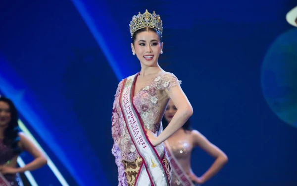 Thumbnail Hadir juga Melati Tedja sebagai 3rd RU Miss Charm 2024 sekaligus Puteri Indonesia Pendidikan dan Kebudayaan 2024 di acara grand final Puteri Indonesia Banten 2025 (Foto: Officialputeriindonesia)