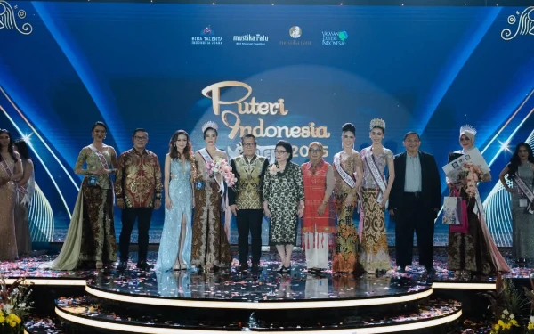 Thumbnail Momen kebersamaan foto bersama para finalis dengan dewan juri di acara grand final Puteri Indonesia Banten 2025 (Foto: Officialputeriindonesia)