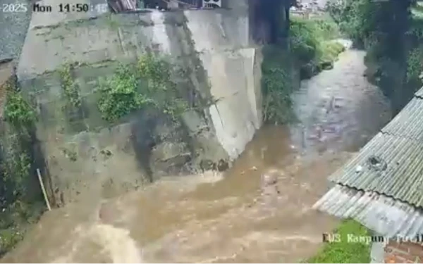 Thumbnail Berita - Kota Malang Diguyur Hujan Seharian, Warga Diimbau Waspada Sungai Brantas Meluap