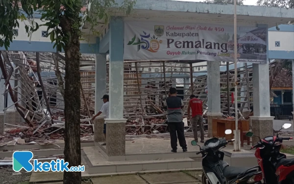 Thumbnail Berita - Atap Bangunan Pendopo Kantor Desa Kebandungan Pemalang Ambruk, Warga Mengira Ada Gempa