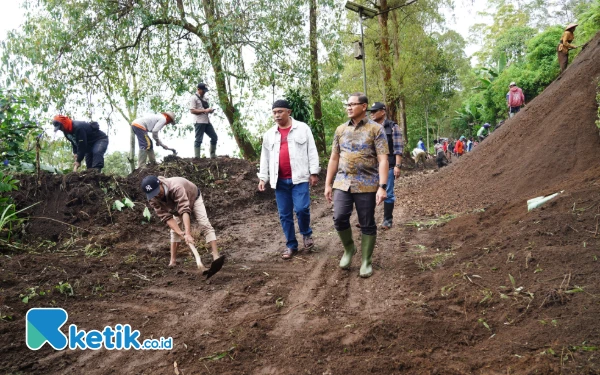 Thumbnail Pj Wali Kota Batu Gotong Royong Bersihkan Material Longsor Akses Pura Giri Arjuno