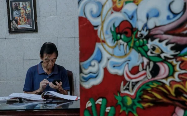 Thumbnail Pengurus Vihara Dharma Ramsi, Kota Bandung, Chandra mengatakan, dibersihkannya ratusan patung dewa ini merupakan kegiatan rutin tahunan untuk menyambut Imlek. (Foto: Fauzan for Ketik.co.id)