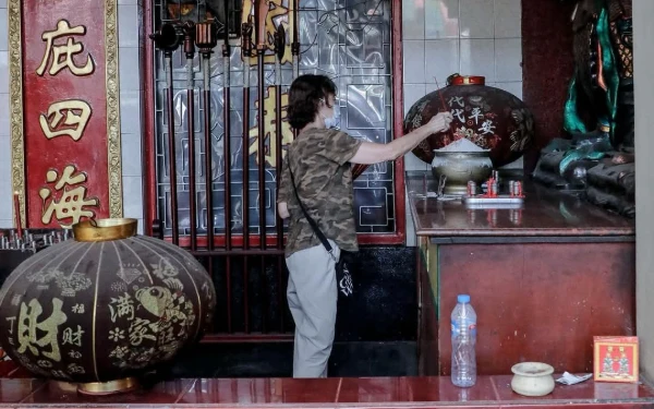 Thumbnail Pembersihan patung dewa di Vihara yang dibangun pada 1954 tersebut melibatkan sejumlah relawan. Dimulai dari membersihkan altar hingga patung-patung dewa yang ada di vihara (Foto: Fauzan for Ketik.co.id)