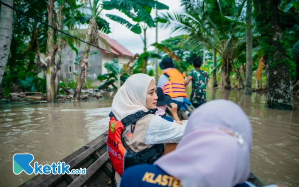 Thumbnail Berita - Wagub Lampung Terpilih Tinjau Lokasi Banjir dengan Naik Perahu