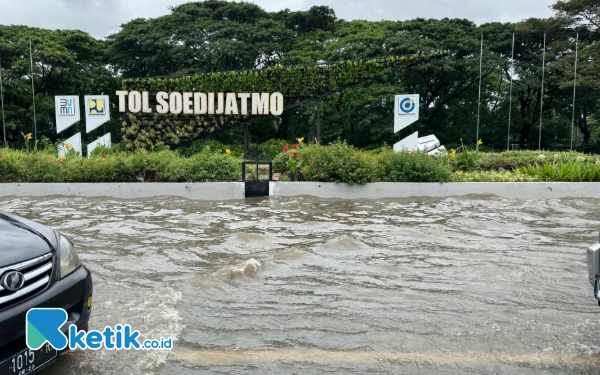 Thumbnail Berita - [Berita Foto] Kondisi Terkini Tol Soedijatmo Arah Bandara Soekarno-Hatta yang Tergenang Banjir