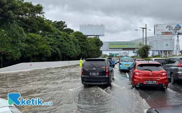 Thumbnail Banjir di Tol Soedijatmo disebabkan karena hujan deras yang mengguyur Jakarta dan sekitarnya pada Selasa, 28 Januari 2025 malam (Foto: Kiagus/Ketik.co.id)