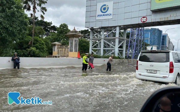 Thumbnail Ketinggian air di Tol Soedijatmo sekitar 20 centimeter (Foto: Kiagus/Ketik.co.id)