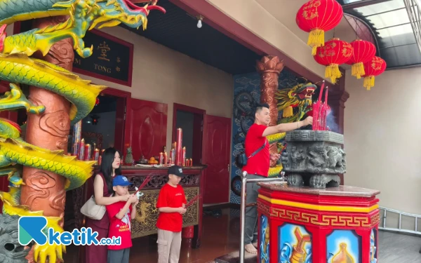 Thumbnail Berita - Tidak Ada Barongsai, Imlek di Kwan Im Tong Kota Batu Lebih Fokus Ibadah