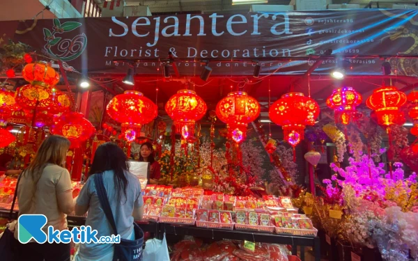 Thumbnail Berita - Angpao Ular Kayu Bawa Hoki! Best Seller di Pasar Atom Surabaya