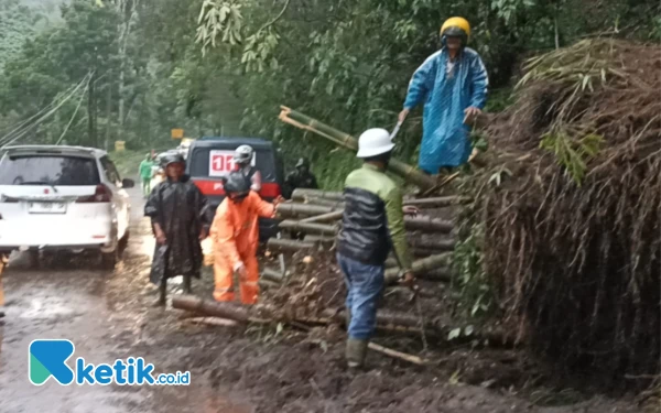 Thumbnail Berita - Longsor di Pujon Sempat Tutup Jalur Malang - Kediri