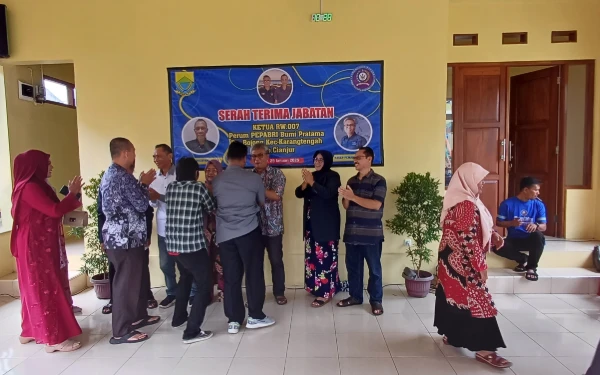 Thumbnail RW 07 Pepabri Cianjur melaksanakan serah terima jabatan (Sertijab) dengan suasana khidmat dan penuh kekeluargaan. (Foto: Moh. Rusdi for Ketik.co.id)