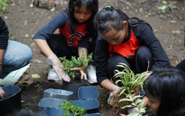 Thumbnail Berita - Hijaukan Surabaya: Ascott Jawa Timur dan Anak-anak Tanam Pohon di Taman Flora