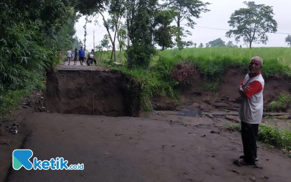 Thumbnail Berita - Jalan Utama Desa Sepawon Kediri Putus Akibat Hujan Deras, Warga Terpaksa Lewat Jalur Alternatif