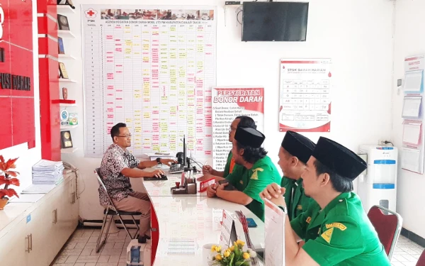 Thumbnail Dalam kegiatan donor darah tersebut hadir Ketua dan Sekretaris GP Ansor Cianjur, PAC GP Ansor, Banser, Rijalul Ansor serta jajaran pengurus lainnya. (Foto: Oki for Ketik.co.id)