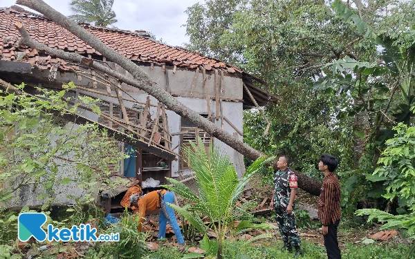 Thumbnail Berita - Cuaca Ekstrem, 10 Rumah di Cilacap Rusak Parah Diterjang Angin Kencang