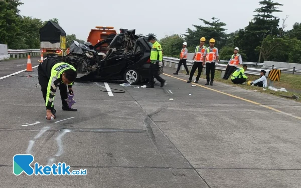 Thumbnail Berita - Rombongan Dinsos Jatim Terlibat Lakalantas di Tol Jombang, Dua Meninggal Dunia