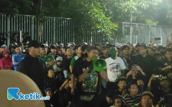 Thumbnail Berita - Bonek Demo usai Persebaya Gagal Menang Lima Laga Terakhir: Ayo Bangkit Rek!