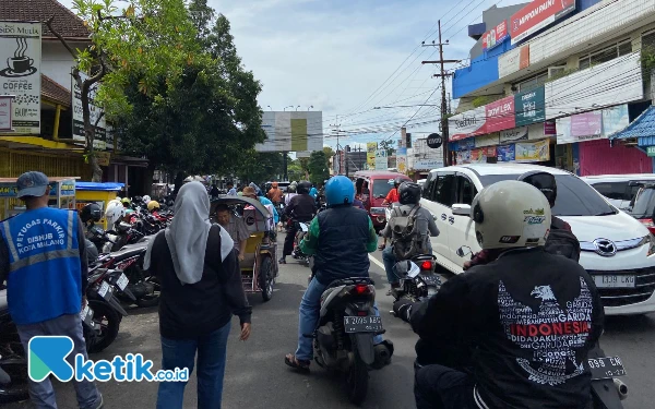 Thumbnail Berita - Pasar Klojen Malang Makin Populer dengan Wisata Kulinernya, Parkiran Membeludak Bikin Macet