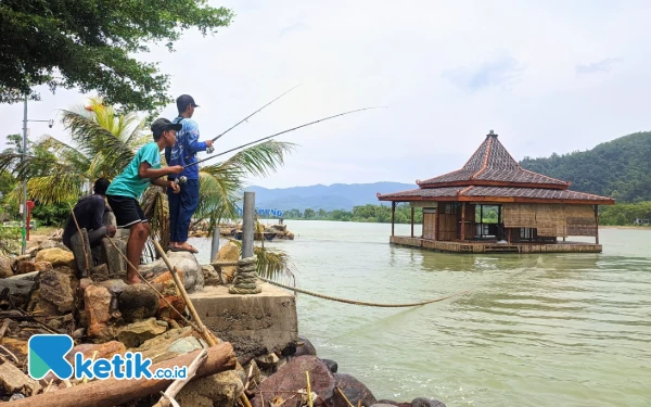 Thumbnail Berita - Mancing di Pancer Door Pacitan, Ikan Tangkap Bisa Sebesar Botol 600 ml