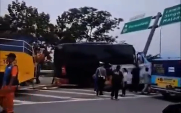 Thumbnail Berita - Korban Laka Tunggal Bus Brimob Dilarikan ke RSSA, 2 Meninggal Dunia