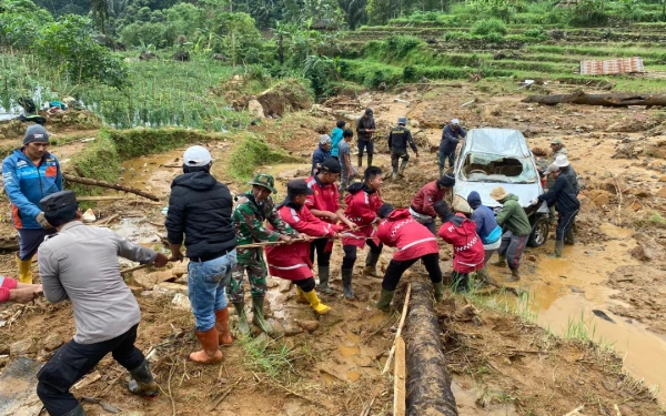 Thumbnail Berita - Pasca Bencana Longsor di Petungkriyono Pekalongan, Personil Gabungan TNI-Polri Evakuasi Mobil Warga