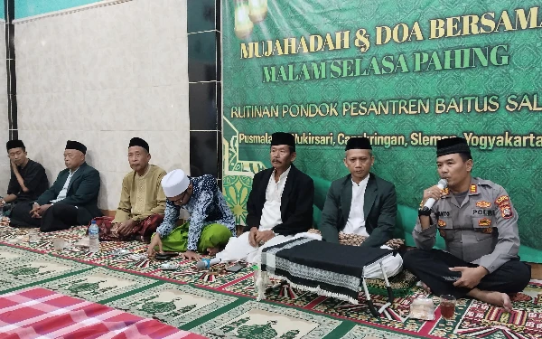 Thumbnail Berita - Lewat Pengajian, Kapolsek Cangkringan Sleman Selami Konflik Warga Pusmalang