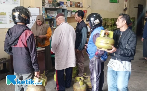 Thumbnail Berita - Khawatir Kehabisan Stok LPG 3 Kg, Warga Kota Batu Serbu Pangkalan