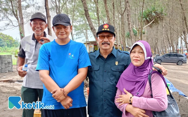 Thumbnail Berita - Korban Kebakaran di Pantai Kemiren Menangis saat Didatangi Wakil Ketua DPRD Cilacap