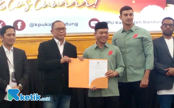 Thumbnail Berita - KPU Kabupaten Bandung Resmi Tetapkan  Dadang Supriatna-Ali Syakieb Bupati/Wabup Bandung Terpilih