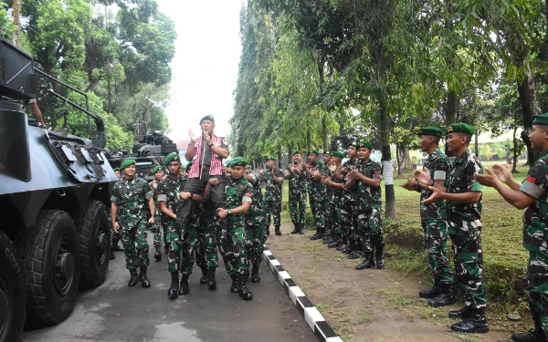 Thumbnail Berita - Kunjungi Markas Yonif 403/WP, Danrem 072/Pamungkas Tegaskan Hindari Judi Online