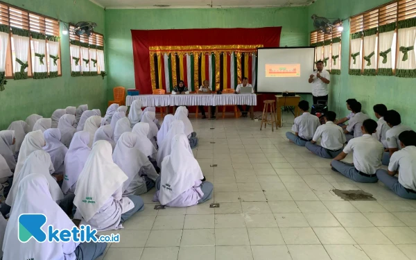 Thumbnail Berita - Dorong Masuk PTN Bergengsi, Tim PDSS MAN Aceh Singkil Bimbing Siswa Isi Data SNBP