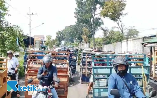 Thumbnail Berita - Pedagang Ethek Lawu Datangi PN Magetan, Dukung Rekan Tersandung Kasus Hukum