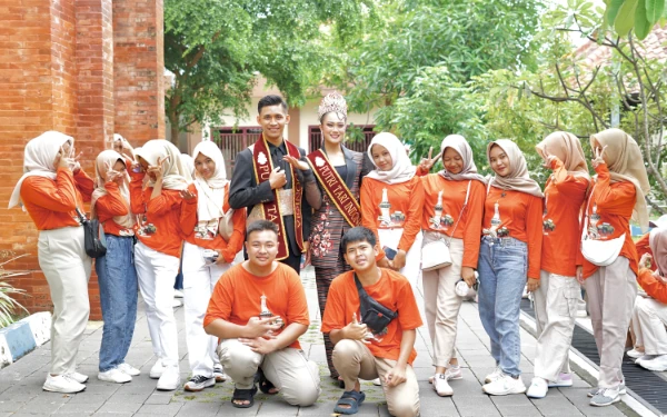 Thumbnail Foto bersama Putri Tari Indonesia 2024, Miftahul Jannah, dengan anak anak generasi muda. (Foto: Mifta for Ketik.co.id)