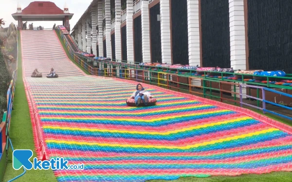 Thumbnail Berita - Serunya Meluncur di Rainbow Slide Flora Wisata Santerra de Laponte Malang, Sensasi Warna-warni